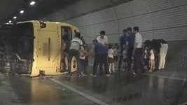 빗길에 통학 버스 넘어져  유치원생 21명 큰일날 뻔