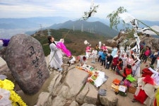 [포토뉴스] 고당봉 정상서 고당할매돌 맞이