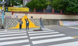 부산 동구, 수정초등학교 횡단보도 앞 옐로 카펫 설치