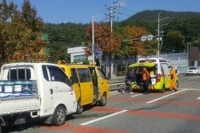 1.5t 트럭이 어린이집 승합차 추돌…부상자 없어