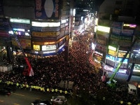 서면 쥬디스태화 앞 왕복 8차로 모두 촛불 든 시민이 점거[포토뉴스]