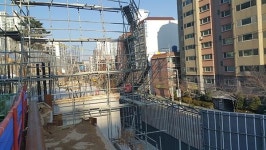 부산 온천동 아파트 공사장서 거푸집 붕괴사고… 인부 3명 부상