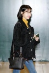 아이유, 공항 밝히는 청순미모 걸어 다니는 실사판 인형