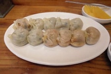 만두피에 푸근한 시장 인심 한가득 담았네