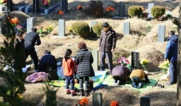 부산시립공원 묘지 찾은 성묘객들