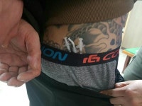 마약 검사 피하자 다른 사람 소변 콘돔에 채워 달고 다닌 마약사범 검거