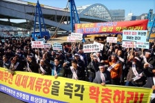 봉래동 물양장(소형 선박 접안하는 부두) 선박 정비 갈등 폭발