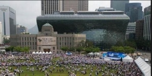 흉기 든 남성 서울시청 난입...박원순 시장 축사 중 소동 벌이다 제압