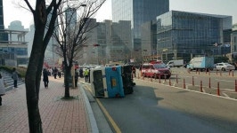 부산 해운대 센텀중앙로서 택시와 추돌한 마을버스 전복