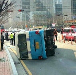 마을버스·트럭 잇따라 전도