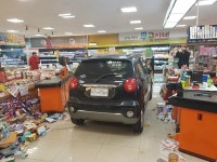 마티즈 차량 마트 돌진… 4명 중경상