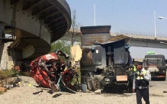 [포토뉴스] 을숙도대교 진입 덤프트럭, 13m 아래 추락