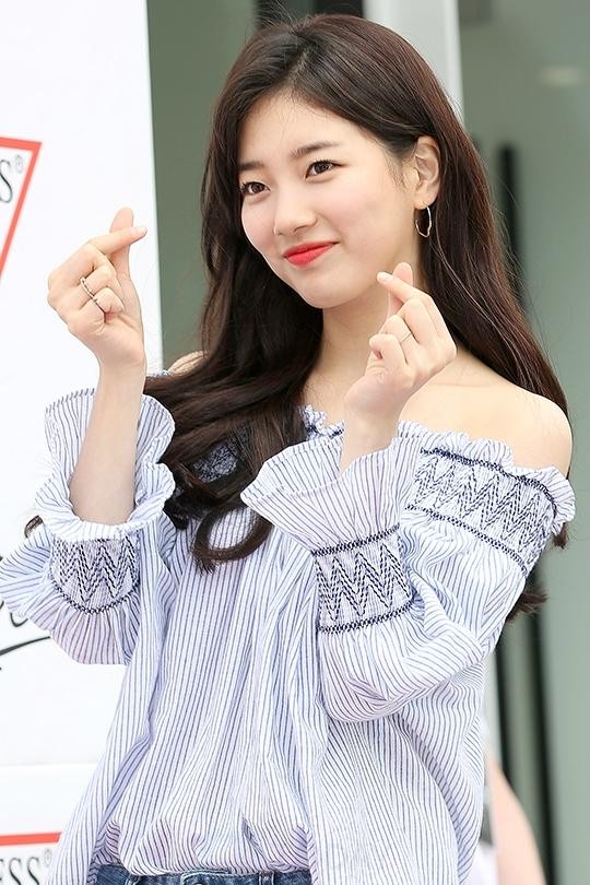 송혜교-수지, 손하트로 친한 우정 재확인...팬들 손수 매료