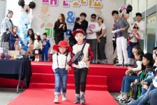 직접 산 옷·액세서리로 런웨이 걸어요