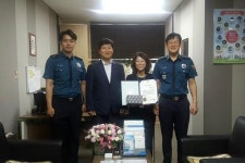 부산진경찰서장, 보이스피싱 예방 NH농협은행 직원에 감사장 전달