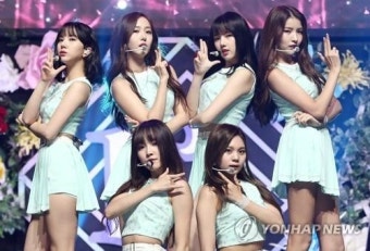 '귀를 기울이면'으로 컴백 여자친구, 10주년 소녀시대에 