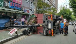 화명동서 5t 크레인 전깃줄에 걸려 넘어져