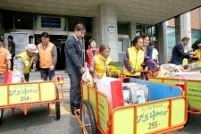 김해시, 폐지 줍는 어르신께 사랑의 리어카 선물