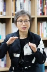 [제34회 요산김정한문학상] 수상작 세 여자 조선희 소설가 소설이 역사 배반하지 않도록… 삶과 삶 사이 메웠죠 
