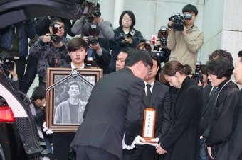 '김주혁 발인' 고개를 들지 못하는 이유영 [포토]