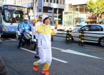 [포토뉴스] 부산 성화봉송 둘째 날 첫 주자 25년차 자갈치 아지매