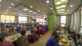 사하구 다대1동 백두봉삼계탕, 어르신 식사대접