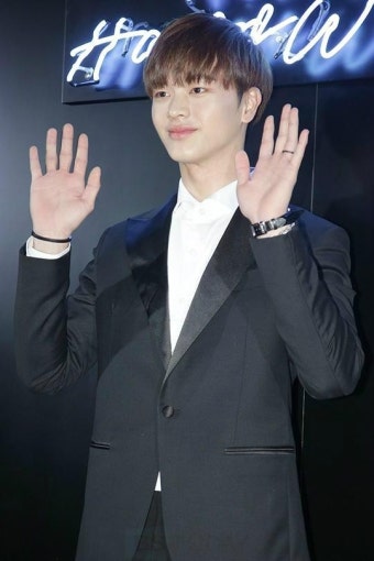 '허리 부상' 육성재, 소속사 