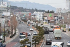 새 길 뚫리는 순간, 운전자는 웃고 상인은 울고