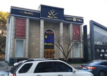 화려한 예식장 건물 결혼 대신 다단계
