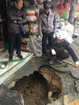 부산 연제구서 싱크홀 발생… 도로 통제, 단수 불편