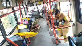 울산 버스사고…현대車공장 담장 들이받은 뒤 전도