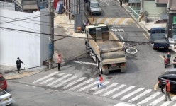 줄 잇는 덤프트럭에 위험천만 초등생 하굣길