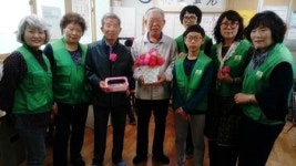 해운대구 반여3동 새마을문고, 어버이날 맞아 경로당에 카네이션 전달