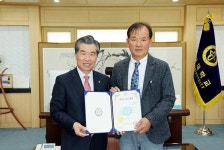 온천교회 박장호 장로, 고신대학교에 1천만 원 전달
