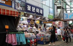 국제시장 꽃분이네 정치인 발길 뚝