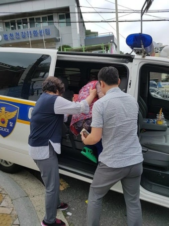 거동 불편한 70대 노인, 경찰 도움 받아 투표소로