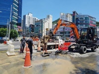 부산 하단오거리 상수도관 누수 사고… 아스팔트 사이로 물 줄줄