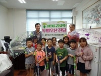 감천1동, 옥천초등학교와 업무협약 및 투명우산 전달