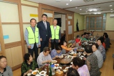 [포토뉴스] 어르신에 행복마을 나눔밥상