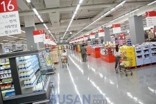 홈플러스, 할인마트에 창고형 더한 스페셜 하이브리드 매장 오픈 [포토]