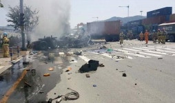 부산 신항 일대 공포의 도로… 대형 트레일러 충돌 3명 사상