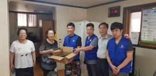 [포토뉴스] 원로의 집 방문 양산 전달