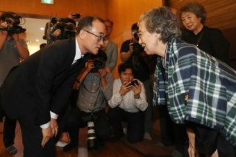 [포토뉴스] 문무일 검찰총장, 박종철 열사 모친 위로 인사
