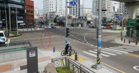 4년 전 없앴던 횡단보도, 다시 돌리도