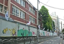 연제초등학교 통학로에 태극기 바람 펄럭