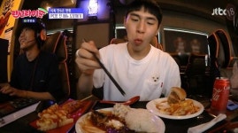 랜선라이프 밴쯔, PC방 전 메뉴 도장깨기…나는 아직도 배가 고프다
