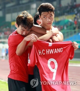 [아시안게임 축구 결승] 후반 3분 황희찬, 거친 파울 경고…최용수 