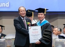 청십자신협 이대길 이사장, 고신대학교에 발전기금 3백만 원 전달