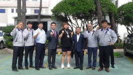 [포토뉴스] 역도 선수 후원에 감사 인사