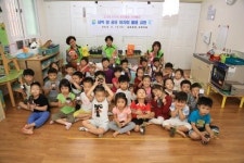 천송이 행복마을 새싹 삼 들고 어린이집 방문, 공유경제 실천